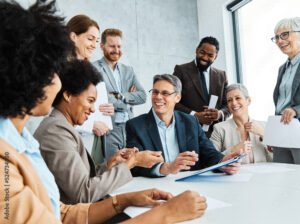 personas reunidas firmando contrato empresarial