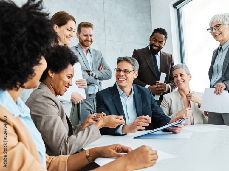 Qué Es Una Sociedad Por Acciones Simplificada Y Cómo Funciona 2 personas reunidas firmando contrato empresarial