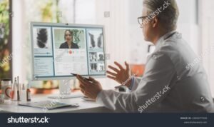 personas usando computadora para consulta online