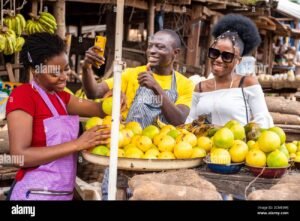 personas usando smartphones en mercado local