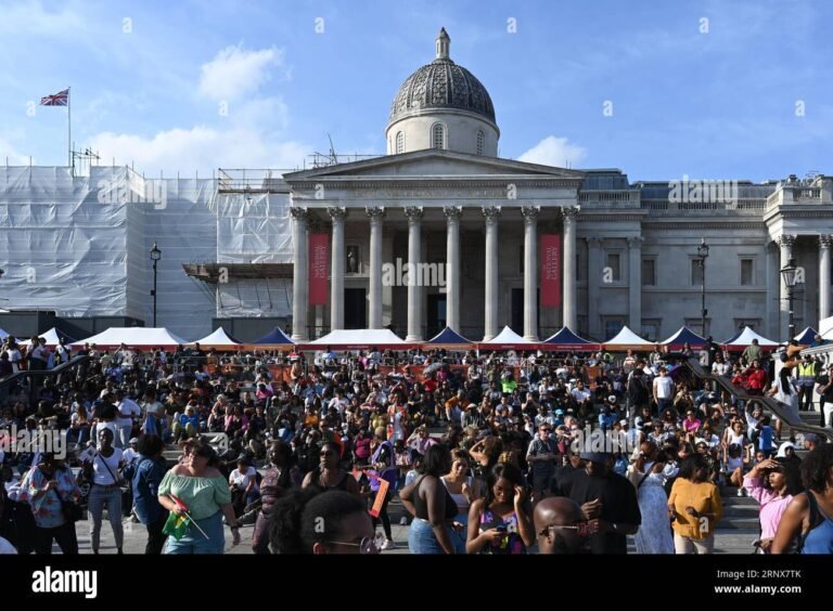 plaza principal con gente disfrutando evento cultural