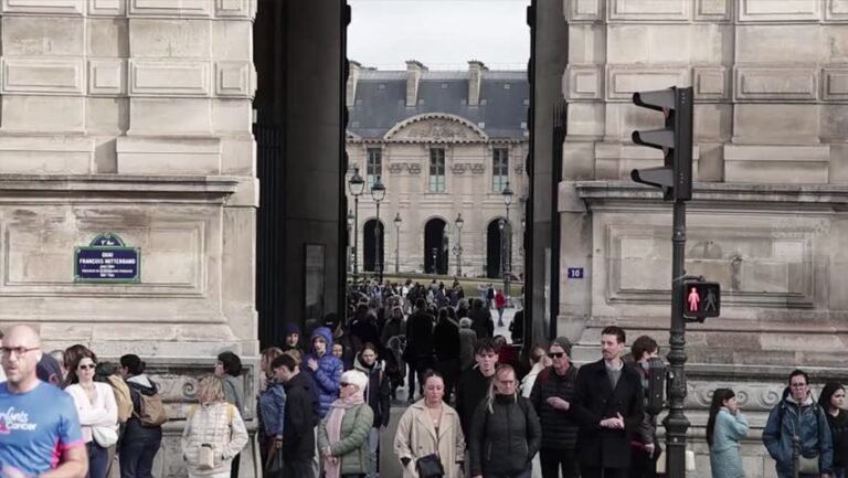 policia argentina revisando una casa vacia