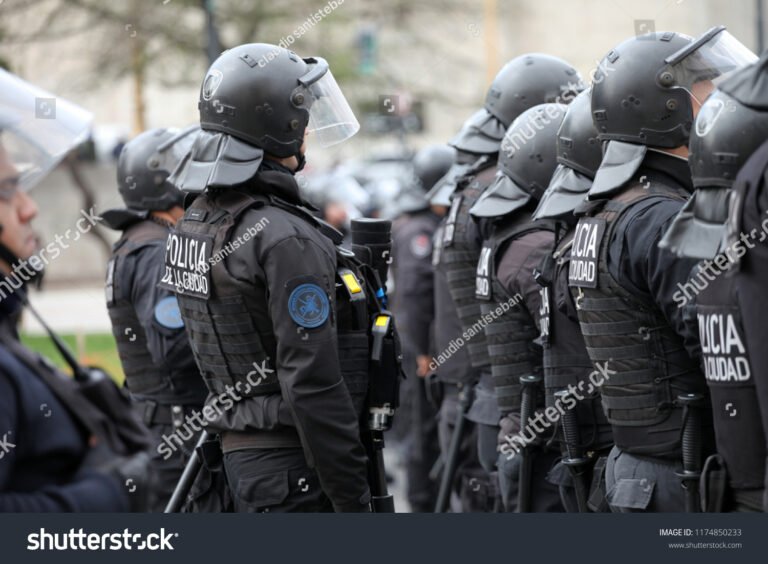 A Qué Edad Se Jubila Un Policía Bonaerense Según Las Leyes Vigentes 8 policia bonaerense en uniforme patrullando