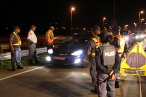 policia deteniendo conductor en control vial