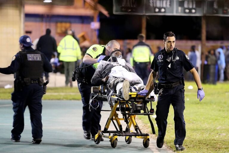 policia investigando con prensa en escena