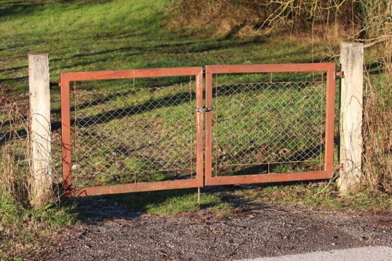 Cuáles son las ventajas de un portón de hierro y alambre tejido