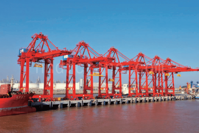 puerto industrial moderno con contenedores y gruas