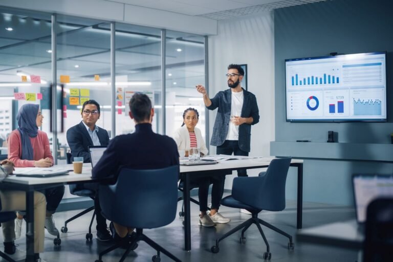 reunion de emprendedores trabajando en oficina moderna