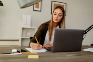 secretaria administrativa en oficina moderna trabajando