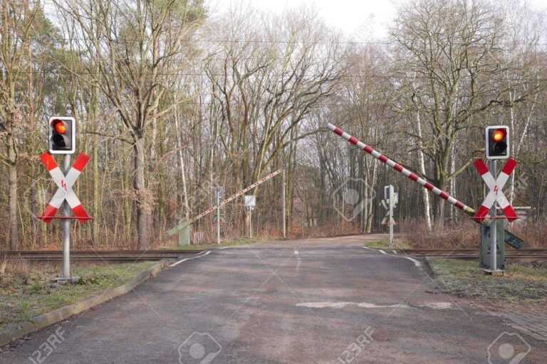 Qué significa la señal roja intermitente frente al paso a nivel