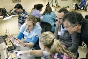 taller mecanica dental con estudiantes y herramientas