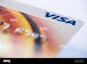 tarjeta de credito visa sobre fondo claro