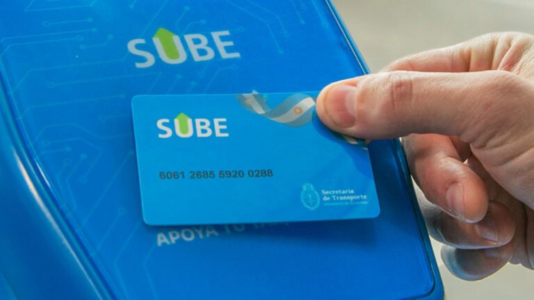 Cuál Es El PIN De La Tarjeta SUBE Y Cómo Consultarlo Fácilmente 19 tarjeta sube en mano usuario transporte publico 1