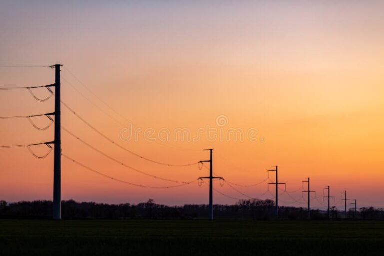 Por qué hay un corte de luz en la zona norte y cuándo se soluciona 2 torres electricas atardecer cielo despejado