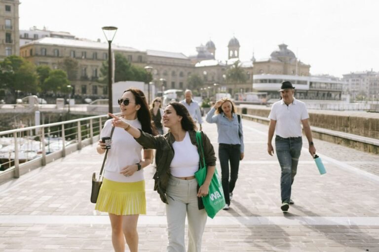 turistas explorando ciudad en tour guiado