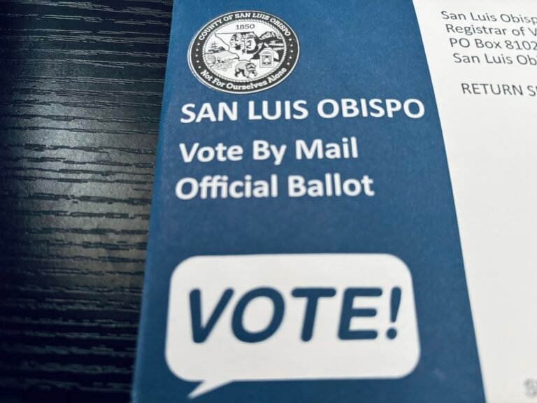 urna electoral con votos y mapa san luis